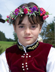 St. Maergen  Deutschland  ein Maedchen mit Blumenkranz am Rosstag