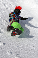 Krippenbrunn  Oesterreich  ein Junge stuerzt im Schnee