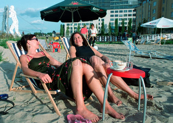 Berlin  Frauen sonnen sich an der Strandbar Treptow