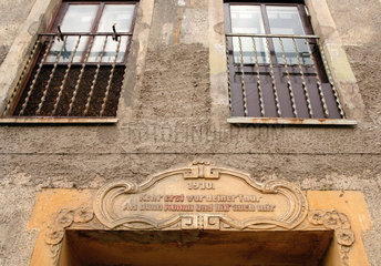 Sinnspruch ueber dem Eingang eines alten Hauses von 1910
