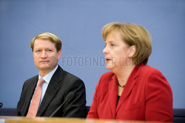 Berlin  Deutschland  Dr. Angela Merkel und Ulrich Wilhelm  Regierungssprecher
