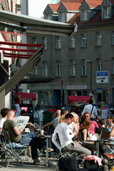 Berlin  Strassencafe in der Neuen Schoenhauser Strasse