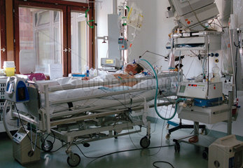 Beatmeter Patient auf einer Intensivstation - mit medizinischen Apparaten am Bett