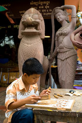 Phnom Penh  Kambodscha  kambodschanisch  ein Junge bei Steinmetzarbeiten