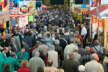 Berlin  Besucher der Messe Internationale Gruene Woche