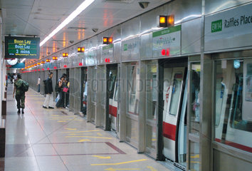U-Bahn Station Raffles Place in der Innenstadt Singapurs