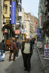 Istanbul  Tuerkei  Gasse in Karakoey  das alte Werkzeugviertel
