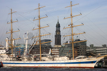 Hamburger Hafen  Segelschiff MIR und Michel