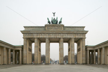 Berlin  Brandenburger Tor vor weissem Himmel