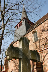 Jueterbog  Kirche und Grabkreuz