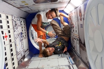 Merritt Island  Vereinigte Staaten von Amerika  zwei Jungen spielen in einer nachgebauten Raumkapsel