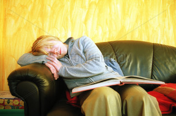 Junge Frau beim Lesen eingeschlafen.