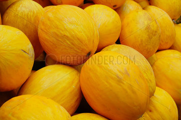 Gelbe Honigmelonen auf dem Wochenmarkt