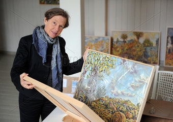 Berlin  Deutschland  Helen Berggruen mit ihren Arbeiten in der Galerie Mutter Fourage