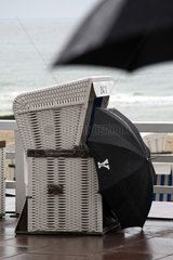 Westerland  Deutschland  Mensch mit Regenschirm im Strandkorb
