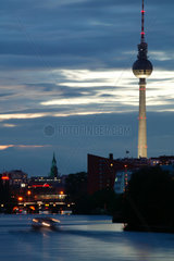 Berlin  Spree und Fernsehturm in der Daemmerung