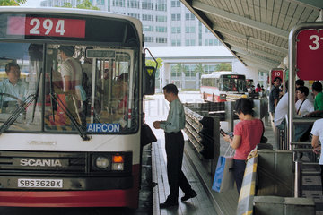 Fahrgaeste besteigen einen Bus am Busbahnhof Tampines in Singapur