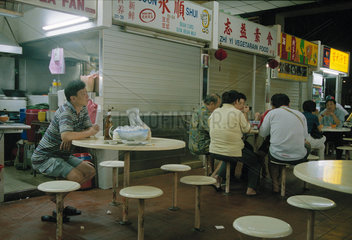 Hawkerrestaurant mit chinesischer Kueche in Singapurs Chinatown