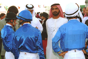 Dubai  Vereinigte Arabische Emirate  Sheikh Mohammed al Maktoum mit Jockeys