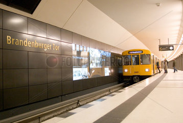 Berlin  Deutschland  U-Bahn der Linie U55 im Bahnhof Brandenburger Tor