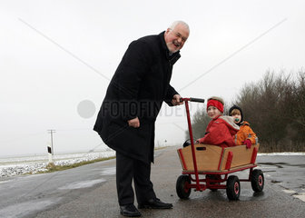 Peter Harry Carstensen  CDU mit Enkeln