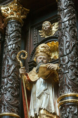 Krakau  Polen  farbig gefasste Holzfigur am Chorgestuehl in der Corpus Christi Bazilika