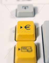 Ein Eurozeichen auf der Tastatur eines Rechengeraetes