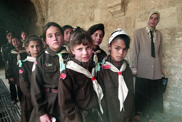 Palaestinensische Schulklasse besucht die Geburtskirche in Bethlehem.
