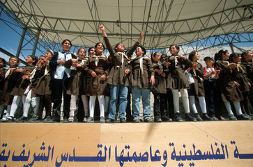 Palaestinensische Schulklasse demonstriert fuer Arafat.