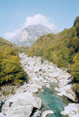 Versazca Tal  Schweiz  Fluss Versazca mit Berggipfel im Hintergrund