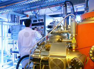 Berlin  Wissenschaftler im Labor in Adlershof