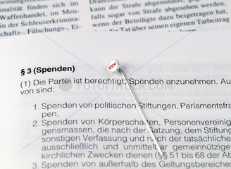 CDU Logo und CDU Anstecknadel auf einer Seite der Parteistatuten - Spendenparagraph