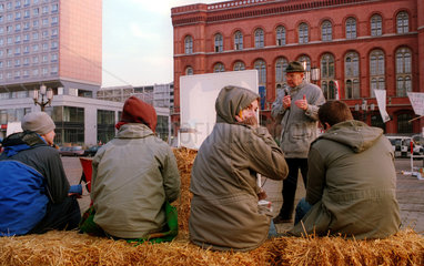 Streikende Studenten bei einer Vorlesung im Freien