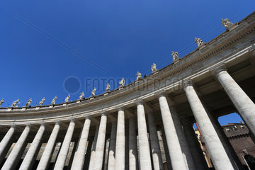 Vatikanstadt  Staat der Vatikanstadt  Kolonnade mit Heiligenfiguren