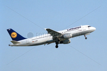 Flugzeug der Lufthansa beim Abflug von Berlin-Tegel