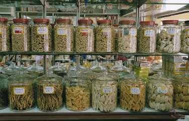 Vorratsglaeser in einer chinesischen traditionellen Apotheke