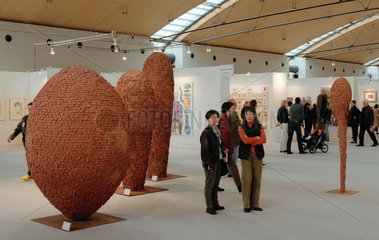 Besucher auf der Kunstmesse art Karlsruhe