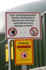 Kloster Lehnin  Deutschland  Hinweisschilder/ Verbotsschilder einer Biogasanlage