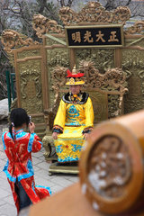 Peking  ein Mann hat sich mit einer Tracht verkleidet