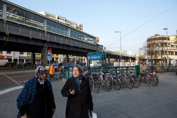 Berlin  Deutschland  tuerkische Frauen am U-Bahnhof Kottbusser Tor