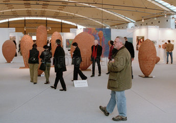 Besucher auf der Kunstmesse art Karlsruhe