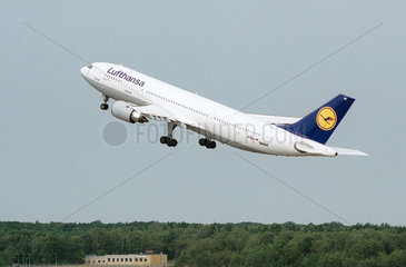 Flugzeug der Lufthansa beim Start in Berlin-Tegel