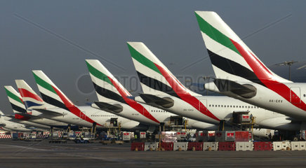 Flugzeuge der Emirates Airlines vor dem Flughafen von Dubai