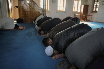 Istanbul  Tuerkei  Nachmittagsgebet in einer Moschee in Bayrampasa