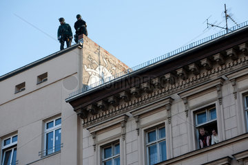 Berlin  Deutschland  Polizisten auf einem Hausdach in Neukoelln am 1. Mai