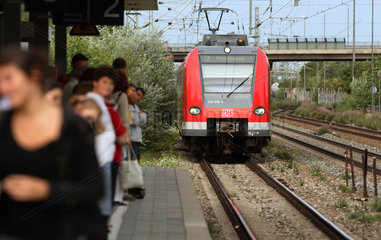 Muenchen  Deutschland  S-Bahn der Linie 2 faehrt in den Bahnhof Riem ein