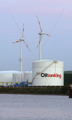 Hamburg  Oeltank und Windkraftanlage im Kontrast