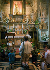 Tirano  Italien  Glaeubige in der Basilica Madonna di Tirano