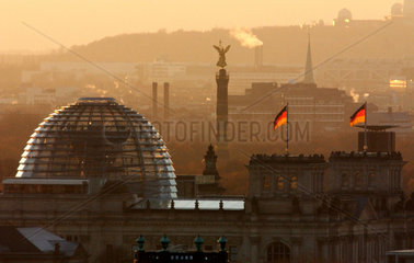 Berlin  Stadtuebersicht mit Reichstag und Siegessaeule