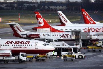 Berlin  Deutschland  Flugzeuge der Fluglinie AirBerlin auf dem Flughafen Tegel